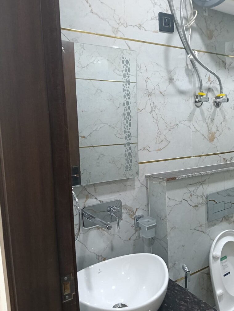Bathroom, dayanand colony 3 Bedroom 1200 Sq.Ft. Builder Floor In Dayanand Colony Delhi 8641654