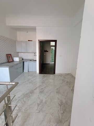 Room in 3 BHK Villa at Amrapali Leisure Valley, Tech Zone 4 Greater Noida – for Rent
