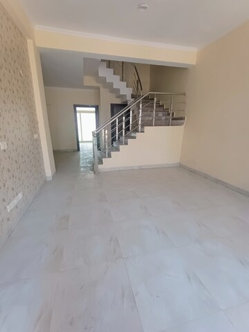 Room in 4 BHK Villa at Amrapali Leisure Valley, Tech Zone 4 Greater Noida – for Rent
