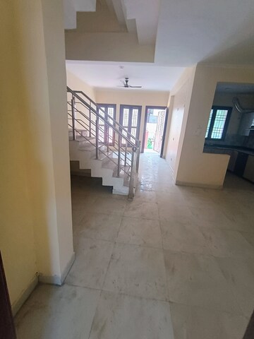 Room in 4 BHK Villa at Amrapali Leisure Valley, Tech Zone 4 Greater Noida – for Rent