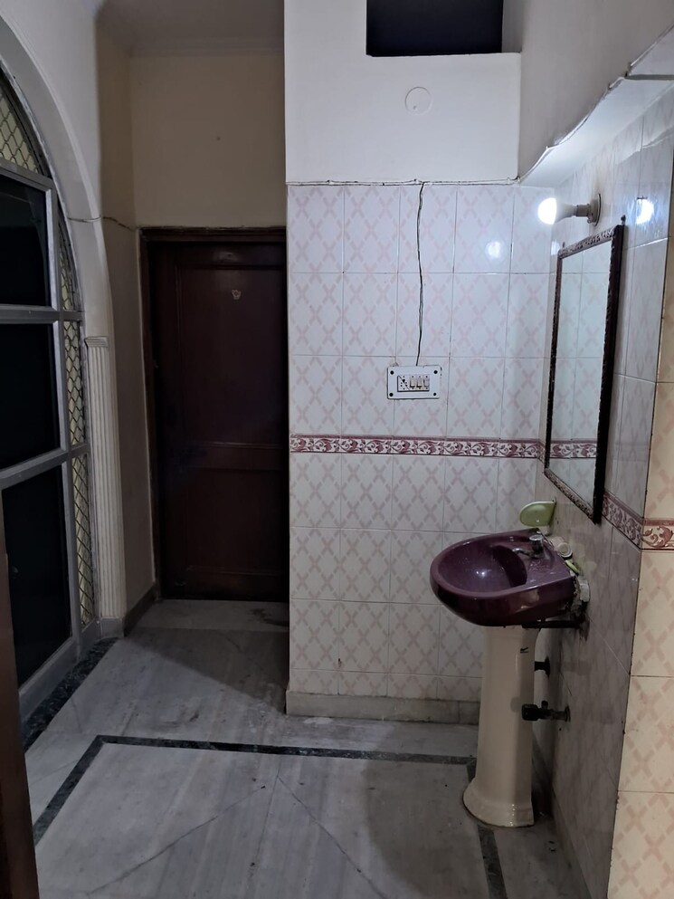 Bathroom, sector 26 2.5 Bedroom 1500 Sq.Ft. Builder Floor In Sector 26 Noida 8641819
