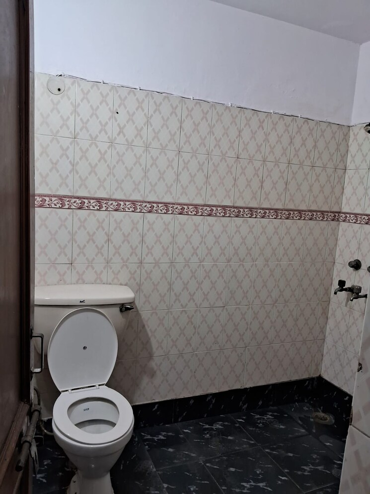 Bathroom, sector 26 2.5 Bedroom 1500 Sq.Ft. Builder Floor In Sector 26 Noida 8641819