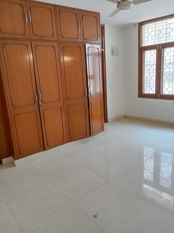 Room in 2 BHK Builder Floor at Veera Safdarjung Enclave, Safdarjung Enclave – for Rent