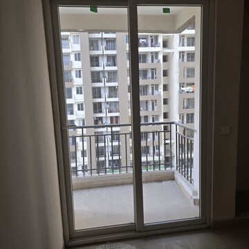 Room in 3 BHK Apartment at Amrapali Golf Homes, Sector 4 Greater Noida – for Sale