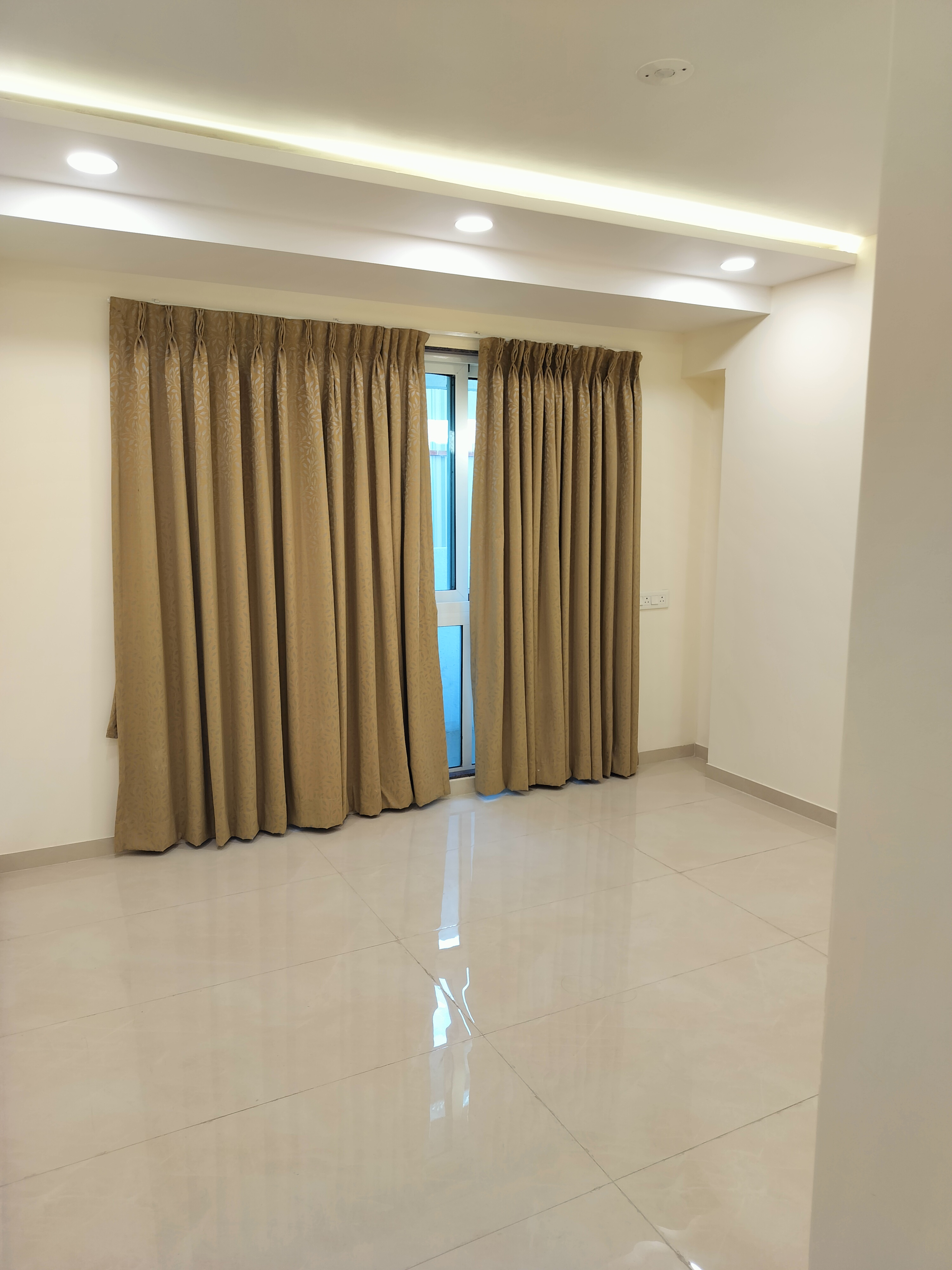 2 BHK Apartment For Sale in Relliance Lashkaria Solitaire