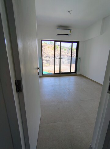 Room in 2 BHK Apartment at Kanakia Silicon Valley, Powai – for Rent