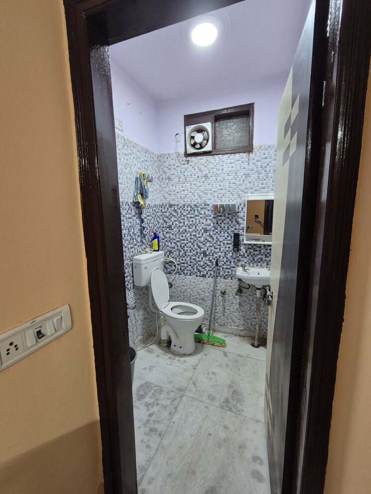 Bathroom, govindpuri 1 Bedroom 450 Sq.Ft. Builder Floor In Govindpuri Delhi 8642401