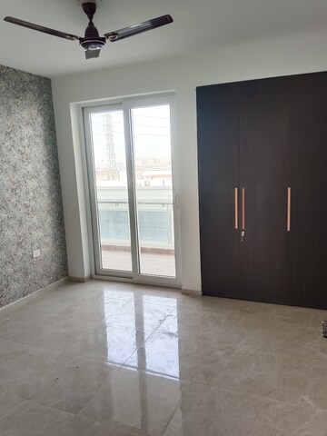 Room in 3 BHK Builder Floor at BPTP Parklands, Sector 76 – for Rent