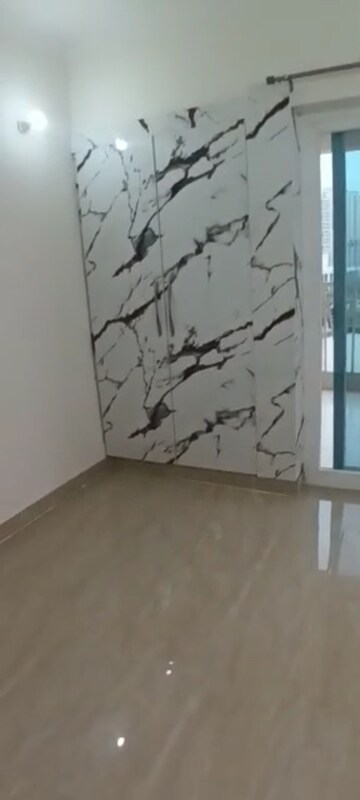 Room in 3 BHK Apartment at Gaur City 7th Avenue, Sector 4 Greater Noida – for Rent