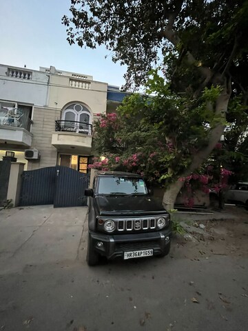 Parking in 6 BHK Villa at Eros Rosewood City, Sector 49 – for Rent