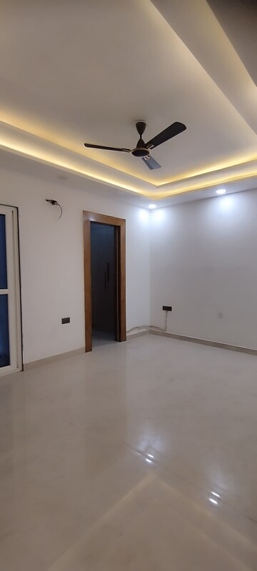 Room in 3 BHK Builder Floor at Green Fields Colony – for Sale