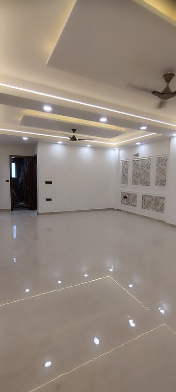 Room in 3 BHK Builder Floor at Green Fields Colony – for Sale