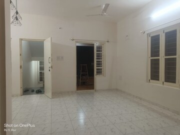 Room in 2 BHK Builder Floor at Koramangala – for Rent