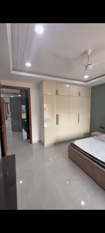 Room in 5 BHK Builder Floor at TDI The Retreat, Sector 89 – for Sale