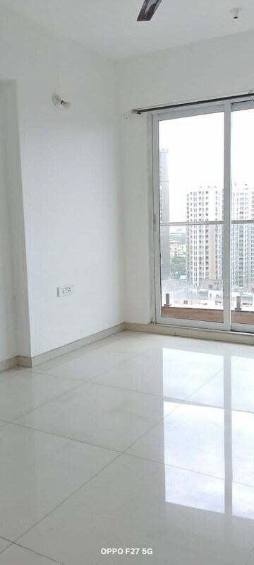 Room in 3 BHK Apartment at Soham Crystal Spires, Ghodbunder Road – for Rent