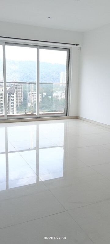 Room in 3 BHK Apartment at Soham Crystal Spires, Ghodbunder Road – for Rent