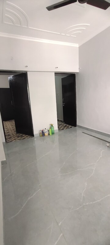 Room in 2 BHK Apartment at Pioneer Park Phase 1, Sector 61 – for Rent