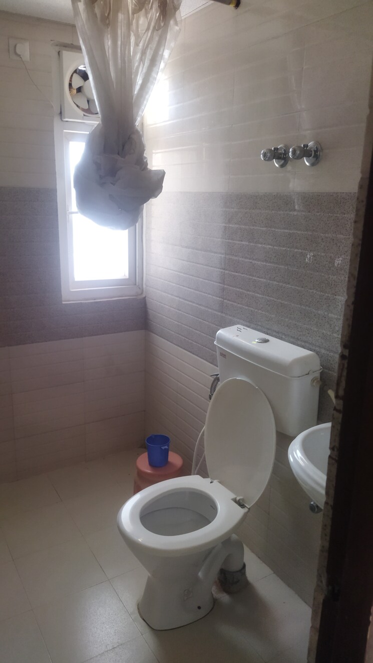 Bathroom, signature-global-city-93 2 Bedroom 650 Sq.Ft. Apartment In Sector 93 Gurgaon 8643085