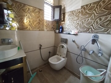 Bathroom in 5 BHK Independent House at Jyoti Park – for Sale