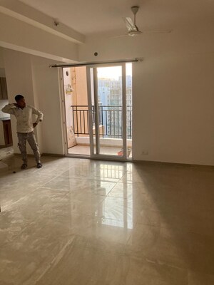 Room in 3 BHK Apartment at Nirala Estate, Tech Zone 4 Greater Noida – for Sale