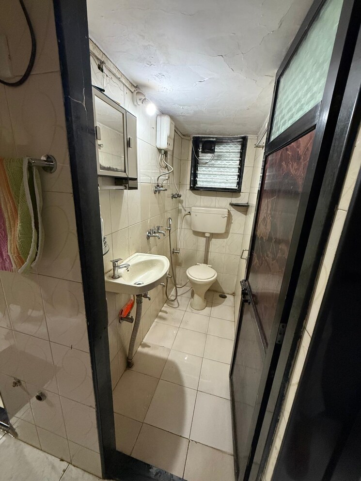 Bathroom, cubic-mall 2 Bedroom 550 Sq.Ft. Apartment In Chembur Mumbai 8643150