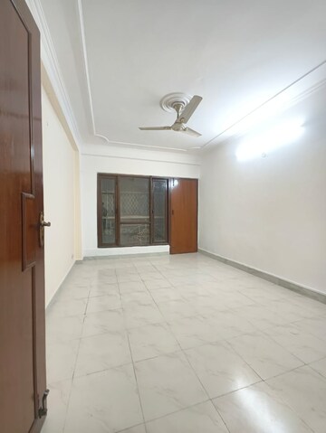 Room in 2 BHK Builder Floor at Paryavaran Complex – for Rent