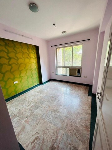 Room in 2 BHK Apartment at Hiranandani Meadows, Manpada – for Rent