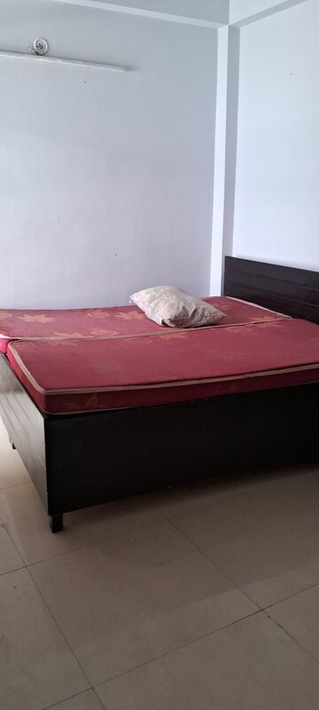 Room in 1.5 BHK Apartment at Madanpur Khadar – for Rent
