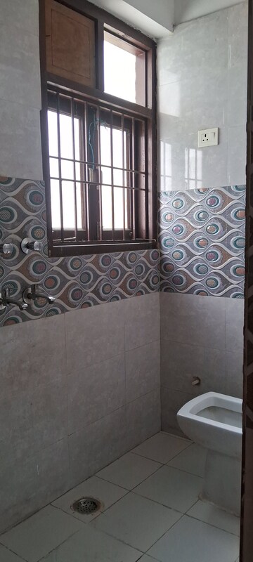 Attached Bathroom in 1.5 BHK Apartment at Madanpur Khadar – for Rent