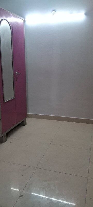 Room in 1.5 BHK Apartment at Madanpur Khadar – for Rent