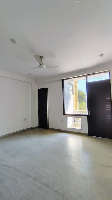 Room in 3 BHK Builder Floor at Sector 57 – for Rent