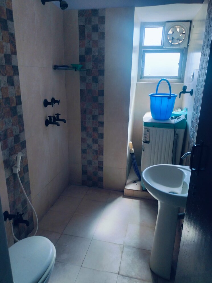 Bathroom, ashok nagar 3 Bedroom 1200 Sq.Ft. Apartment In Ashok Nagar Delhi 8644087