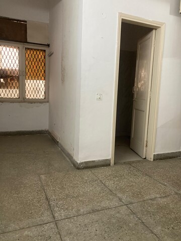 Room in 3 BHK Apartment at Amrapali Golf Homes, Sector 4 Greater Noida – for Rent