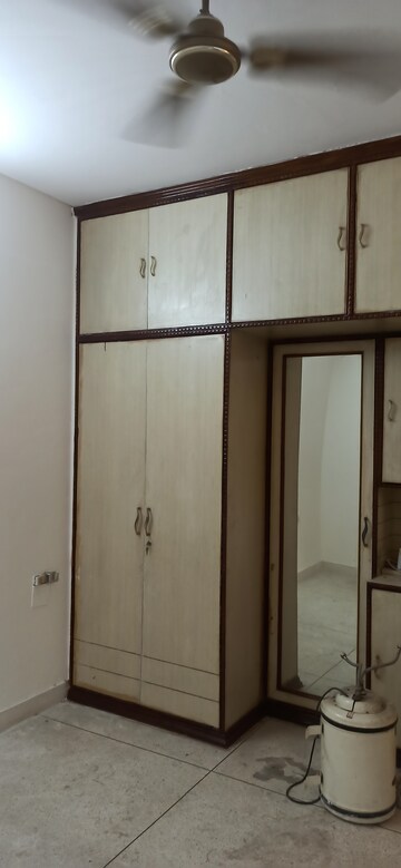 Furnished Amenities in 3.5 BHK Apartment at Jeevan Tara Apartment, Sector 43 – for Rent