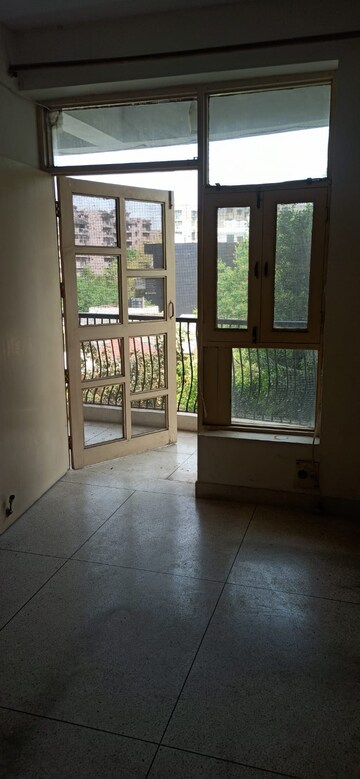 Room in 3.5 BHK Apartment at Jeevan Tara Apartment, Sector 43 – for Rent
