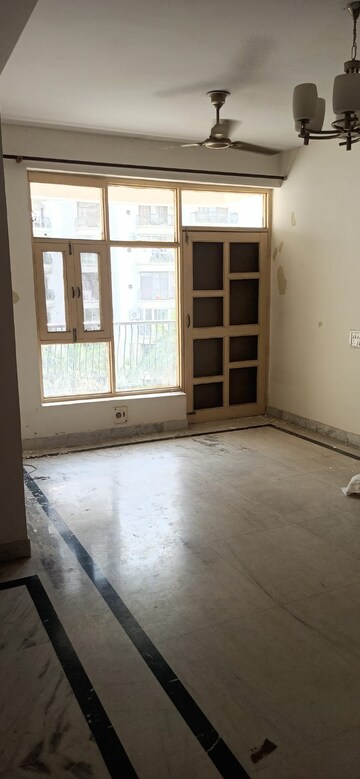 Room in 3.5 BHK Apartment at Jeevan Tara Apartment, Sector 43 – for Rent