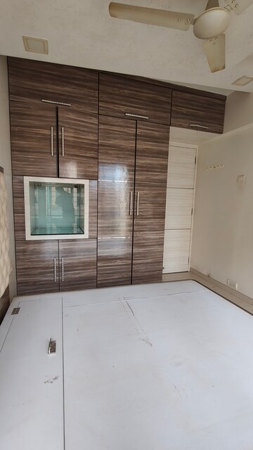 Room in 2.5 BHK Apartment at Riddhi Tower, Malad East – for Rent