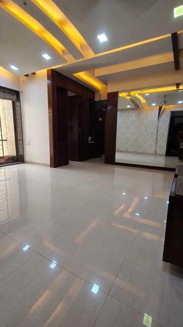 Room in 2.5 BHK Apartment at Riddhi Tower, Malad East – for Rent