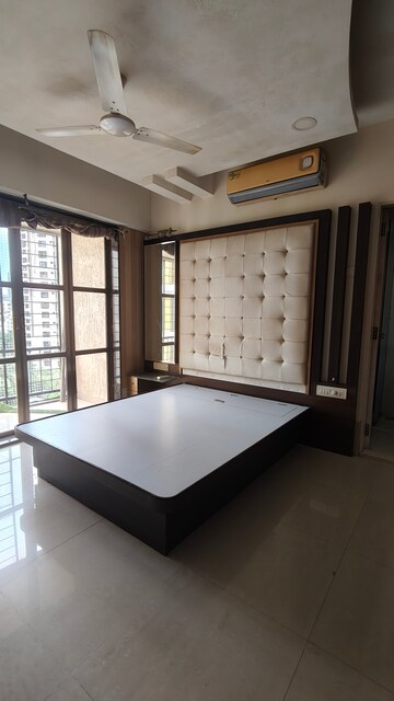 Room in 2.5 BHK Apartment at Riddhi Tower, Malad East – for Rent