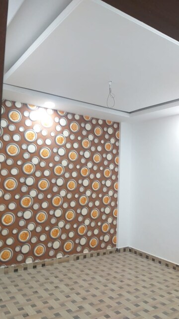 Room in 2 BHK Apartment at Kolar Road – for Sale