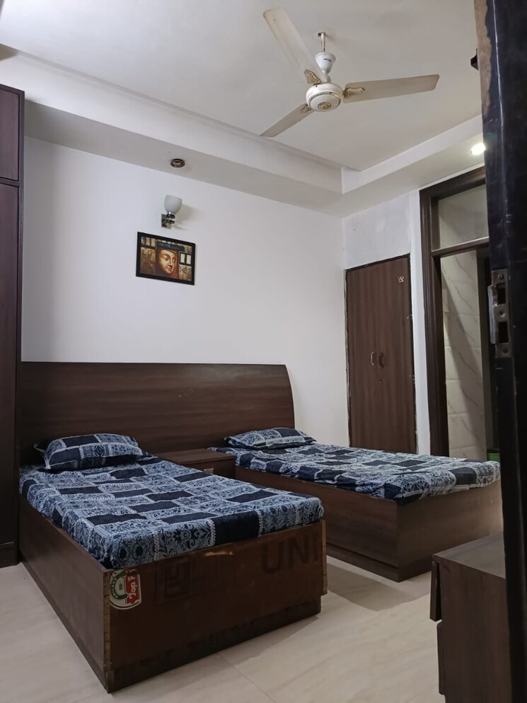 Room, sector 27 Pg For Boys & Girls In Sector 27 8644428