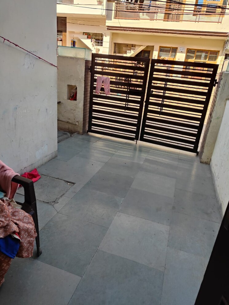  Parking, dhakoli 3 Bedroom 100 Sq.Yd. Apartment In Dhakoli Zirakpur 8644643