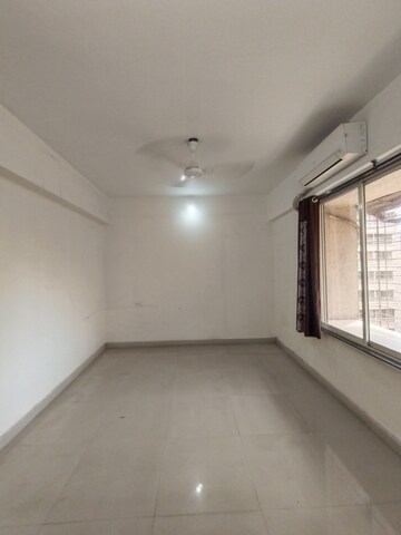 Room in 3 BHK Apartment at Gahlot Majesty and Avenue CHS, Seawoods – for Rent