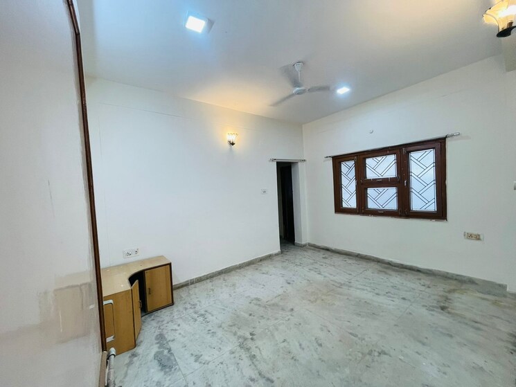 Room, kolar road 6 Bedroom 2400 Sq.Ft. Villa In Kolar Road Bhopal 8644640