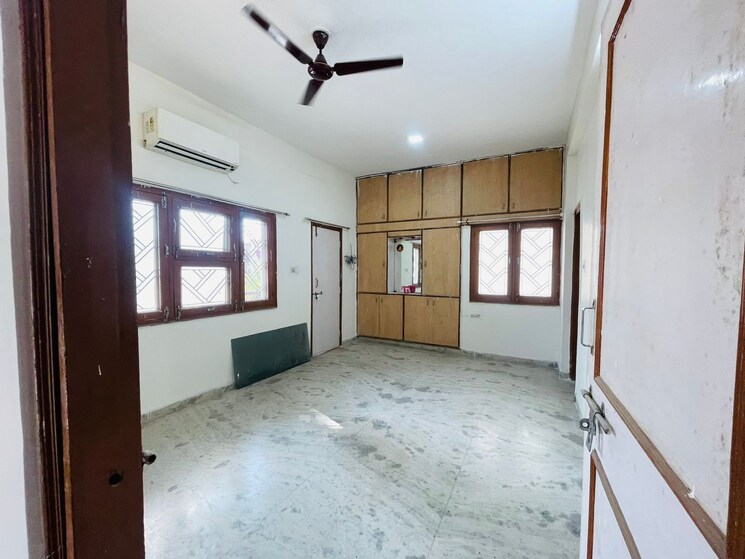 Room, kolar road 6 Bedroom 2400 Sq.Ft. Villa In Kolar Road Bhopal 8644640
