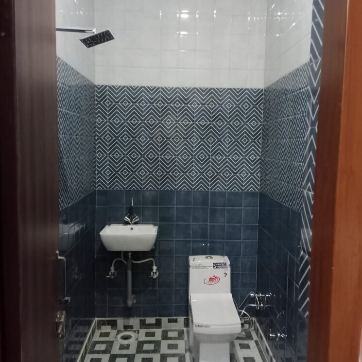 Bathroom, rohini sector 17 2 Bedroom 870 Sq.Ft. Builder Floor In Rohini Sector 17 Delhi 8644669