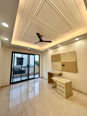 2 BHK Builder Floor For Rent in Malad West