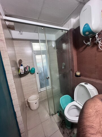 Bathroom in 5 BHK Apartment at DLF City Phase IV, Dlf Phase iv – for Sale