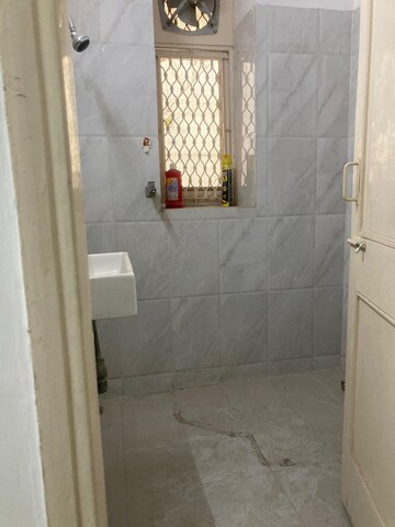 Bathroom in 5 BHK Apartment at DLF City Phase IV, Dlf Phase iv – for Sale