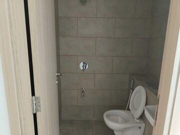 Bathroom in 4 BHK Apartment at Rustomjee Crown, Prabhadevi – for Rent